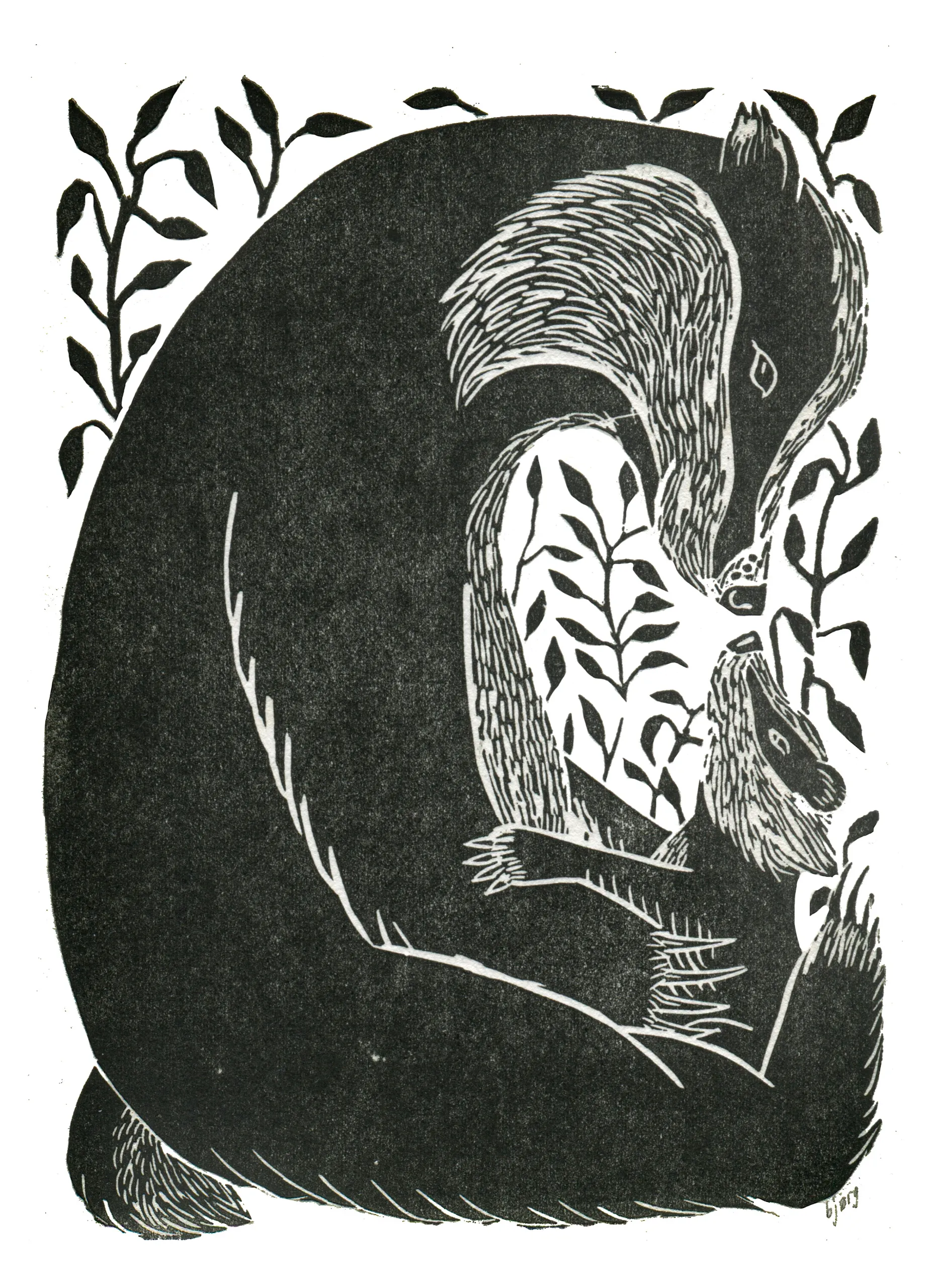 Linoldruck einer Dachsmutter, die ihr Junges umarmt. Umrahmt von stilisierten Zweigen und Blättern auf weißem Hintergrund.